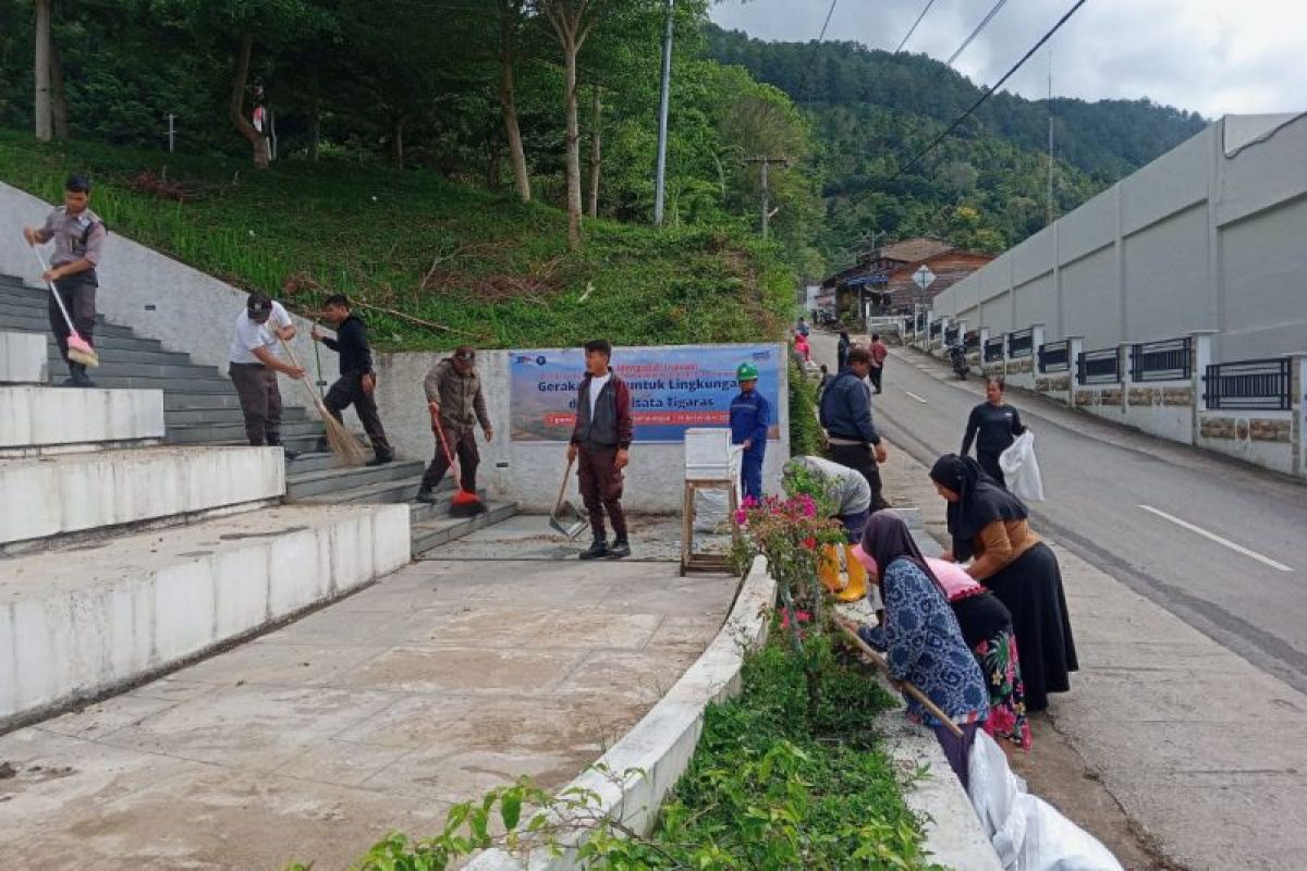 Japfa aksi bersih sampah di kawasan Danau Toba