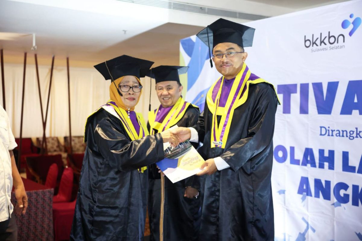 BKKBN Sulsel meresmikan lulusan perdana Sekolah Lansia Mappadeceng