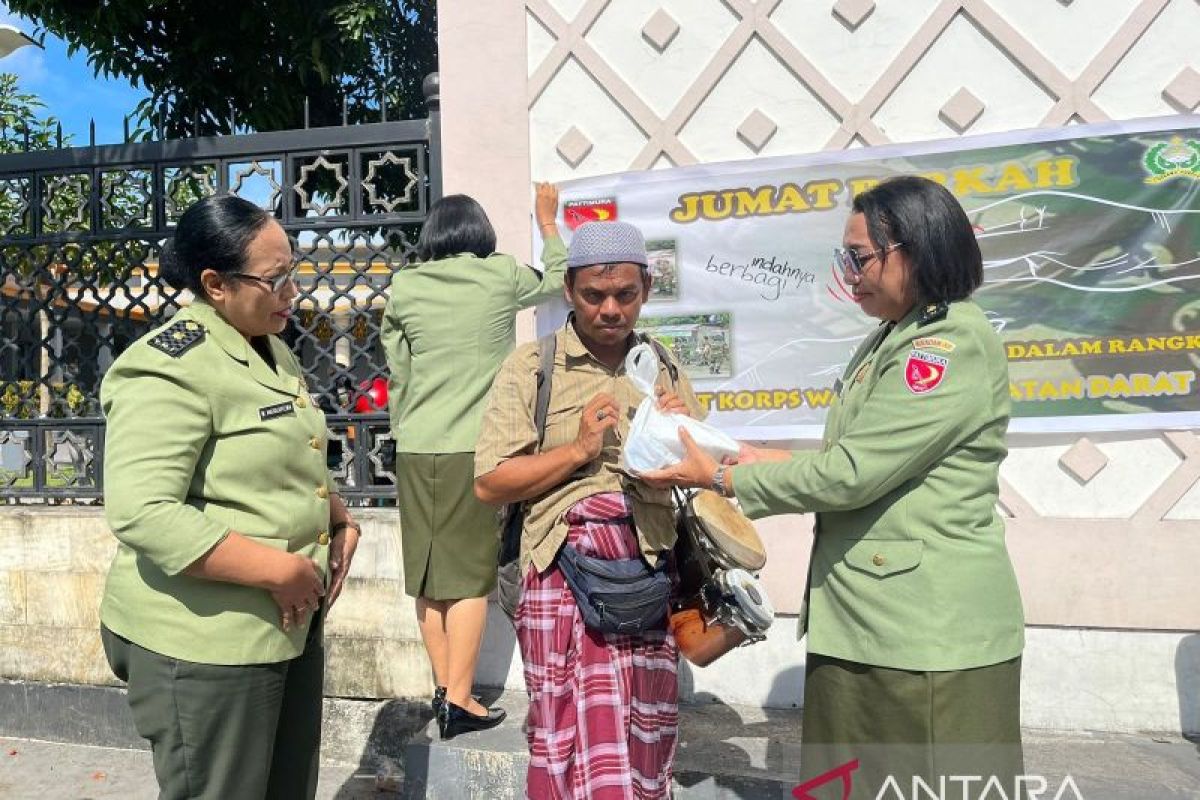 Kowad Kodam Pattimura bagi makanan gratis untuk warga sambut HUT ke-62