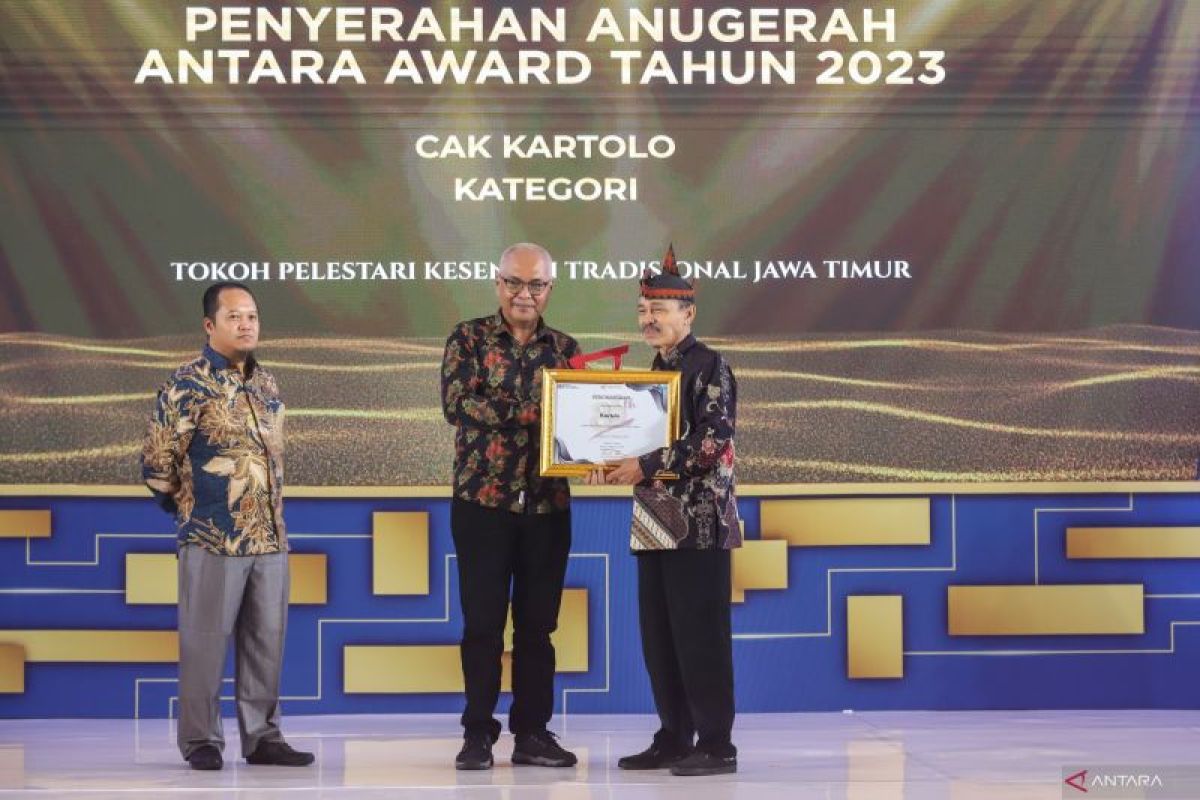 Cak Kartolo terima Anugerah ANTARA Jatim 2023