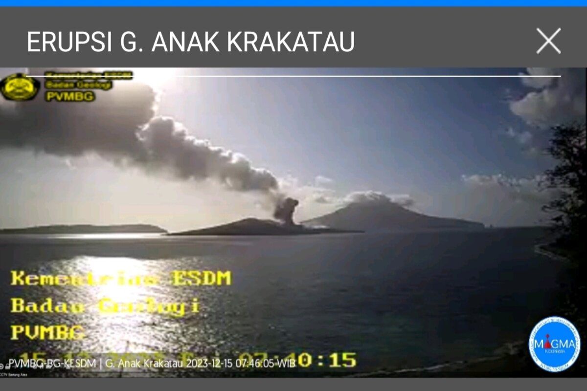 Anak Krakatau kembali erupsi pada hari ini lontaran abu 357 m