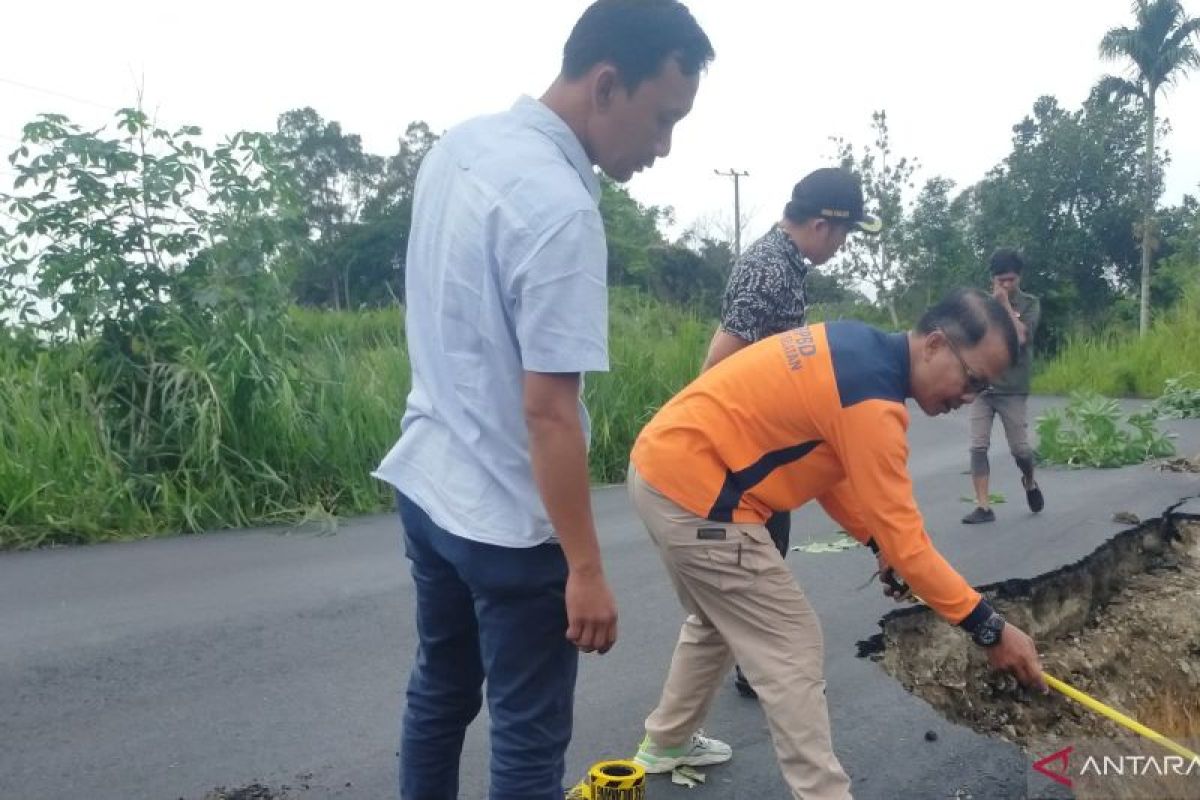Jalan lintas provinsi OKU Selatan Sumsel-Bengkulu nyaris putus akibat longsor