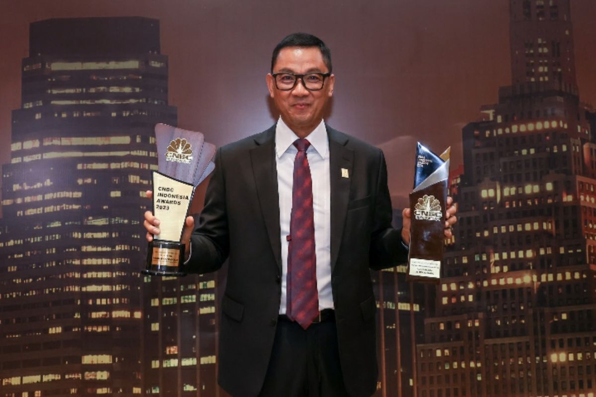 Dirut PLN Darmawan Prasodjo kembali dinobatkan jadiCEO Of The Year