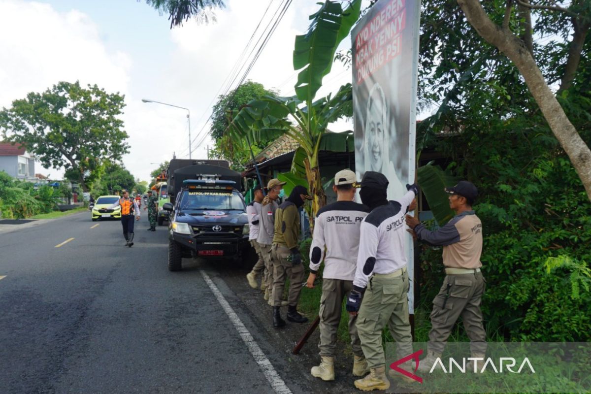 Bawaslu Bantul tertibkan ratusan APK pemilu langgar aturan