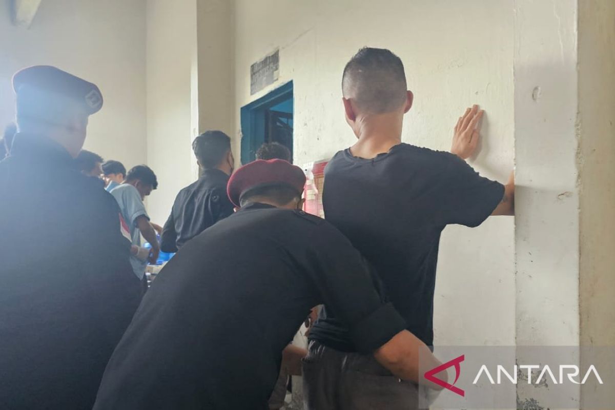 Kemenkumham Kalbar menggeledah blok tahanan Lapas Singkawang
