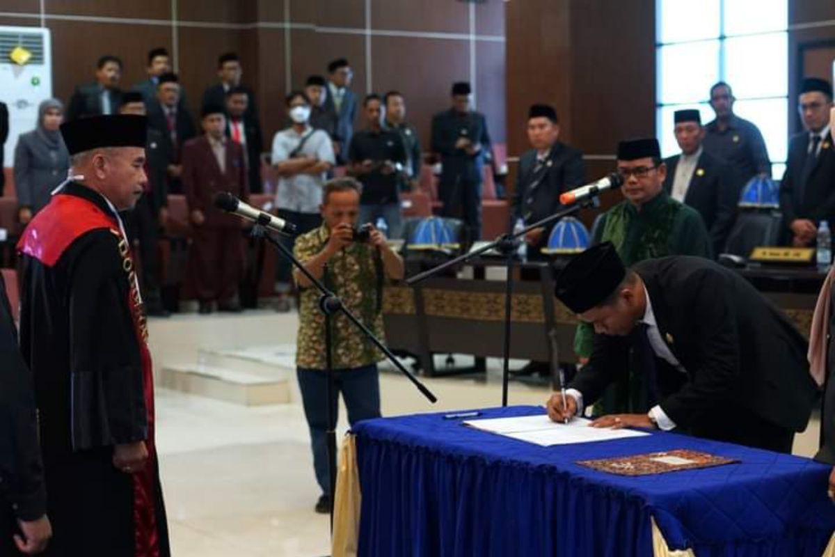 Yudiaman Firusdi dilantik menjadi Ketua DPRD Mamuju