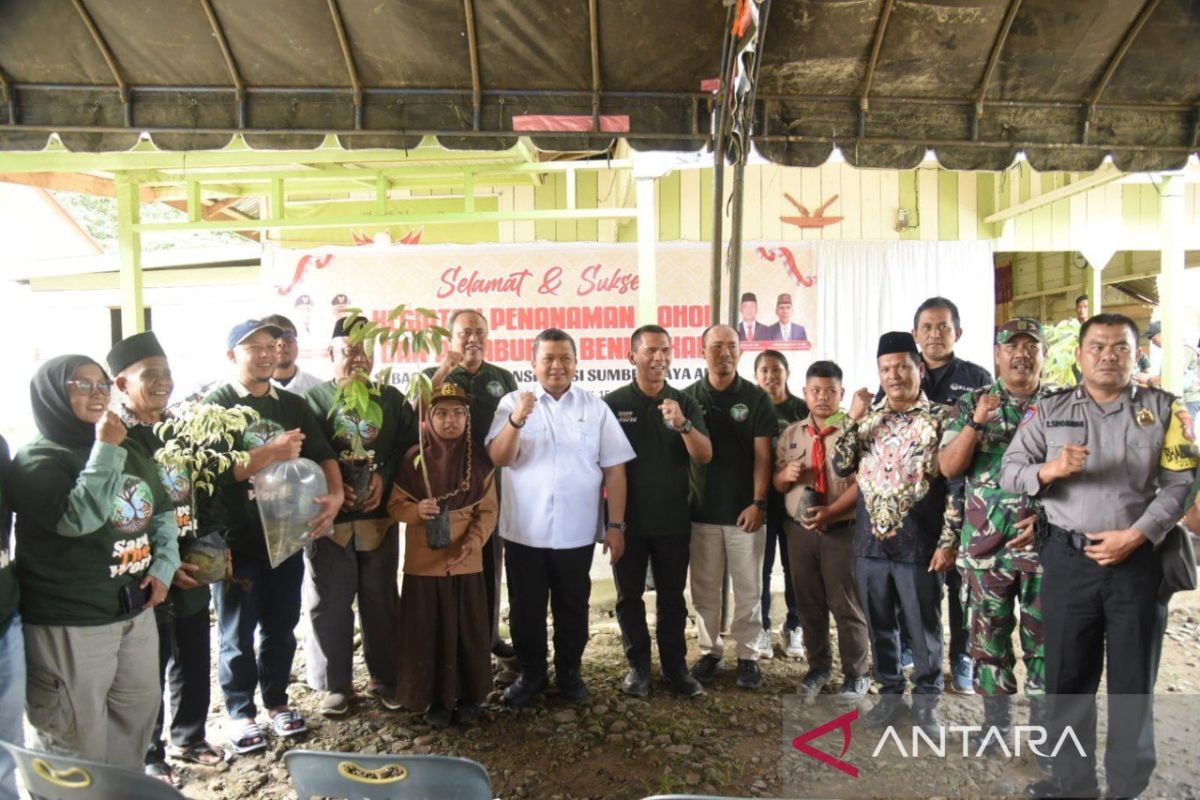 Masyarakat tanam seribu pohon dan tabur benih ikan bersama Bupati Tapsel