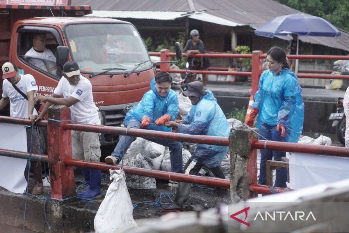 BRI bersihkan sampah aliran sungai pasar tradisional Manado