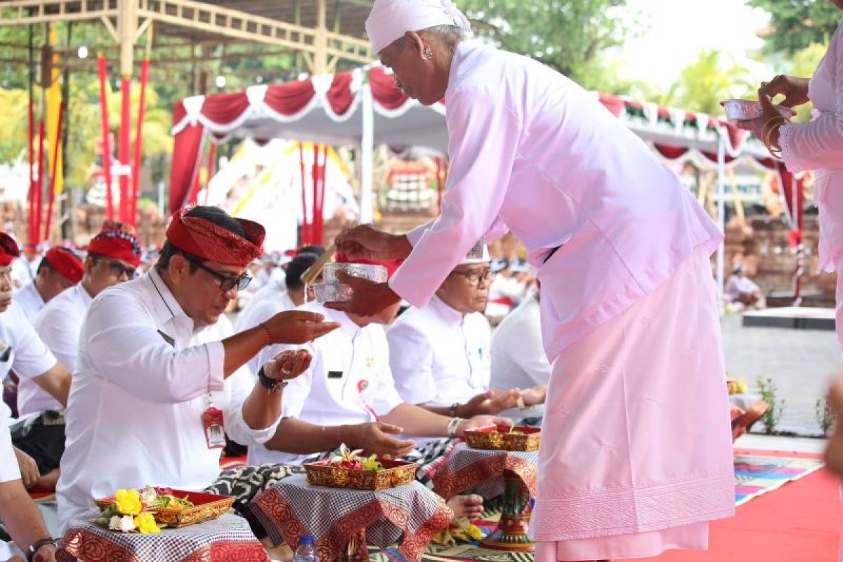 Bupati Tabanan minta ASN jadikan hari Saraswati harmoni dengan lingkungan