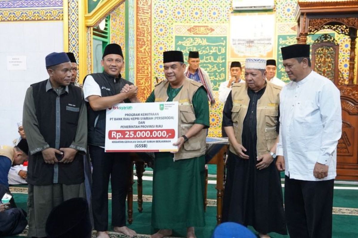 Kegiatan GSSB bersama Gubri, BRK Syariah serahkan bantuan kemitraan