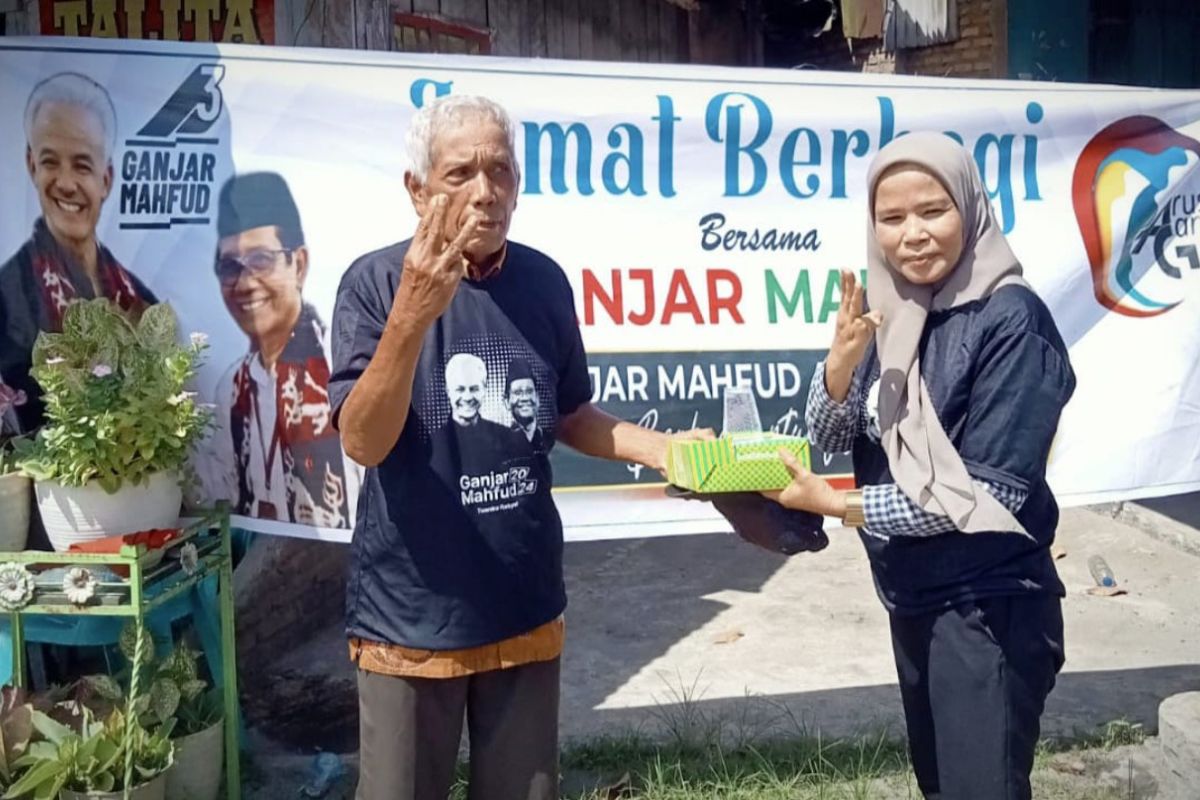 Relawan Arus Ganjar bagikan 1.500 nasi kotak ke warga Labuhanbatu Raya
