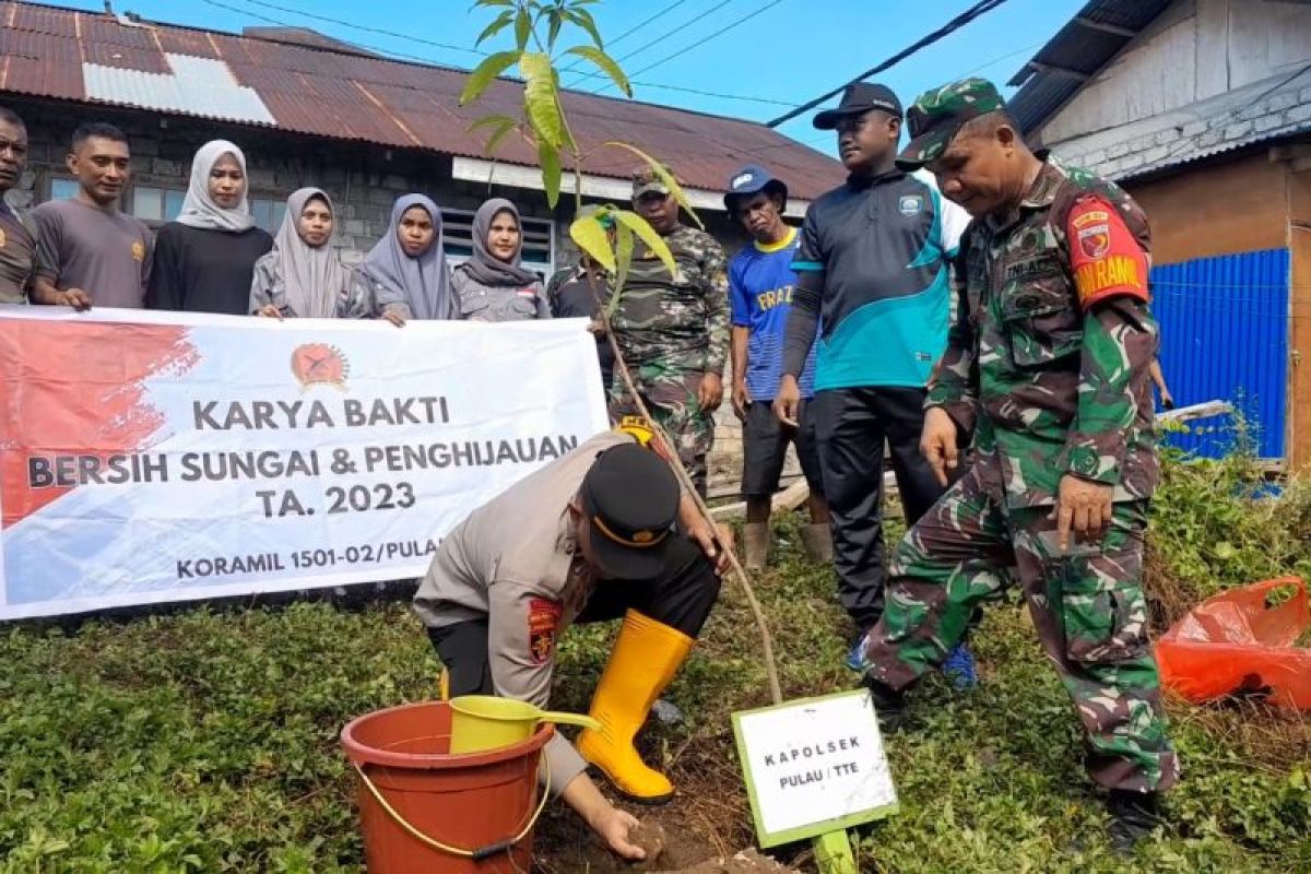 TNI-Polri tanam 50 bibit pohon di tepi sungai cegah banjir