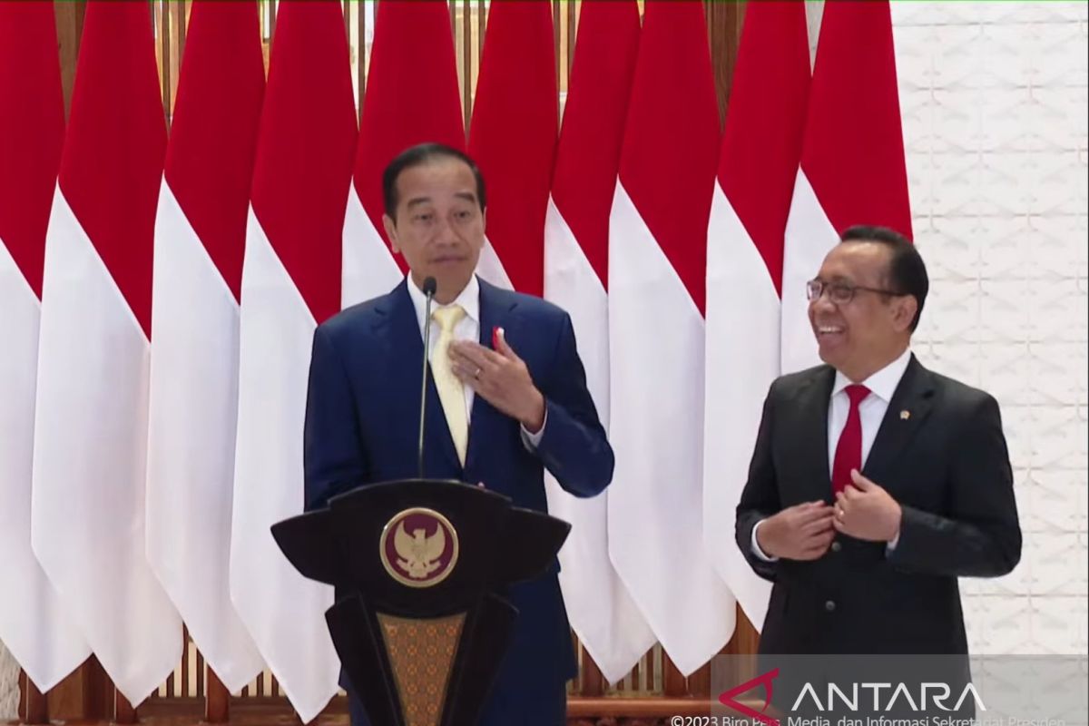 Presiden Jokowi memakai dasi kuning saat hendak bertolak ke Jepang