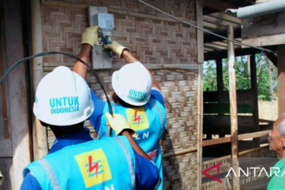 PLN Karawang sambung listrik gratis melalui program LUTD