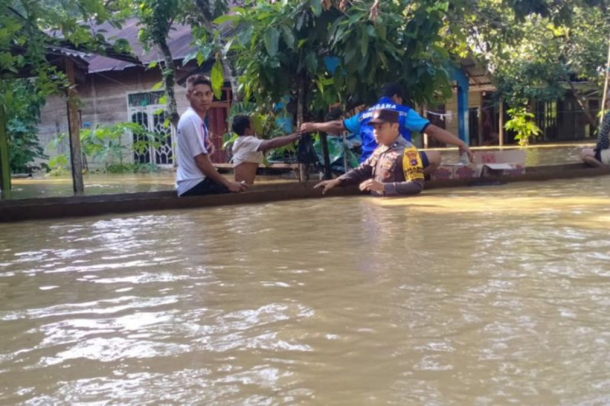 Polsek Bintang Ara bantu warga terdampak banjir