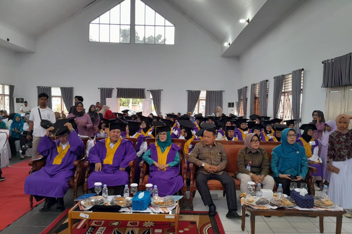 BKKBN Jambi wisuda 57 peseta didik Sekolah Lansia