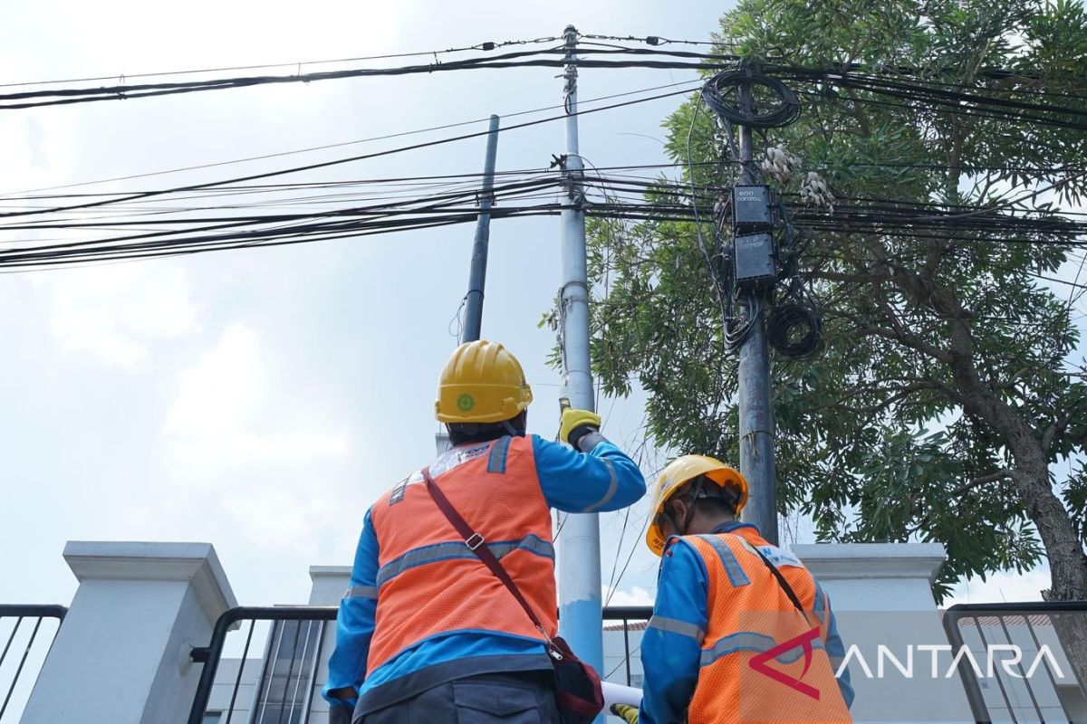 PLN imbau alat peraga kampanye tidak dipasang di tiang listrik