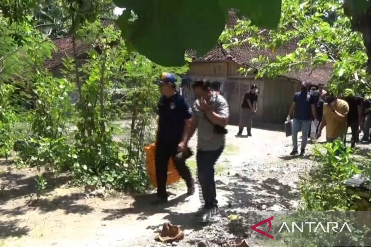 Densus 88 Antiteror geledah rumah terduga teroris di Kabupaten Ngawi