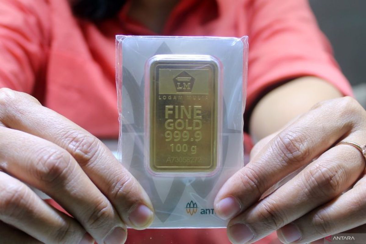 Harga emas batangan Antam Sabtu turun Rp12.000 per gram