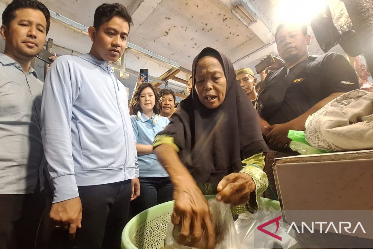 Cawapres Gibran "blusukan" temui pedagang Pasar Pandan Sari Balikpapan