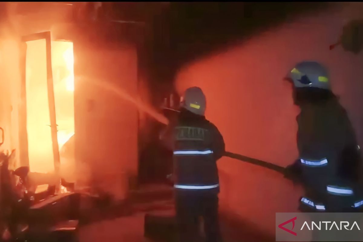 Enam orang berhasil diselamatkan pada kebakaran di Cipinang Muara