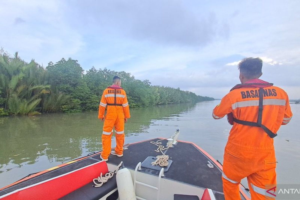 Tim SAR gabungan cari wanita diduga terjatuh dari jembatan Baturusa