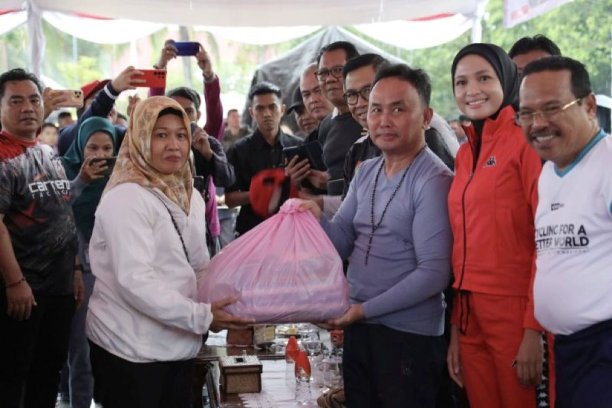 Gubernur Kalimantan Tengah gratiskan 3.700 paket sembako pada pasar penyeimbang
