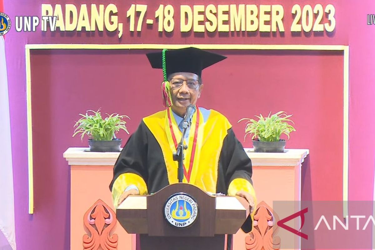 Menkopolhukam sampaikan dua pesan pada wisudawan UNP