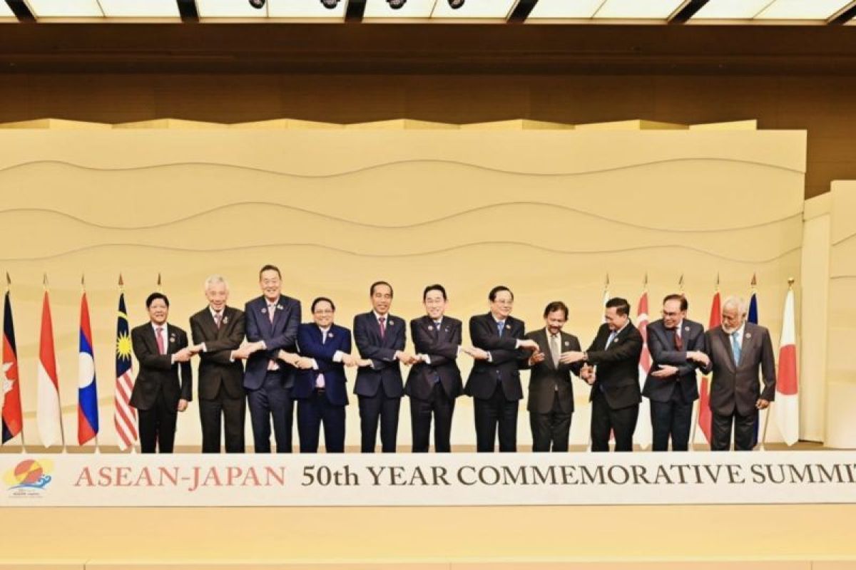 Jokowi chairs the 50 years anniversary of ASEAN-Japan Summit