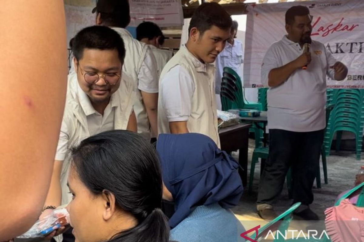 Relawan Prabowo-Gibran berbagi biskuit dan susu