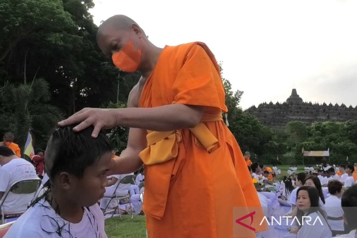 Ratusan peserta "pabbajja samanera" di Candi Borobudur potong rambut