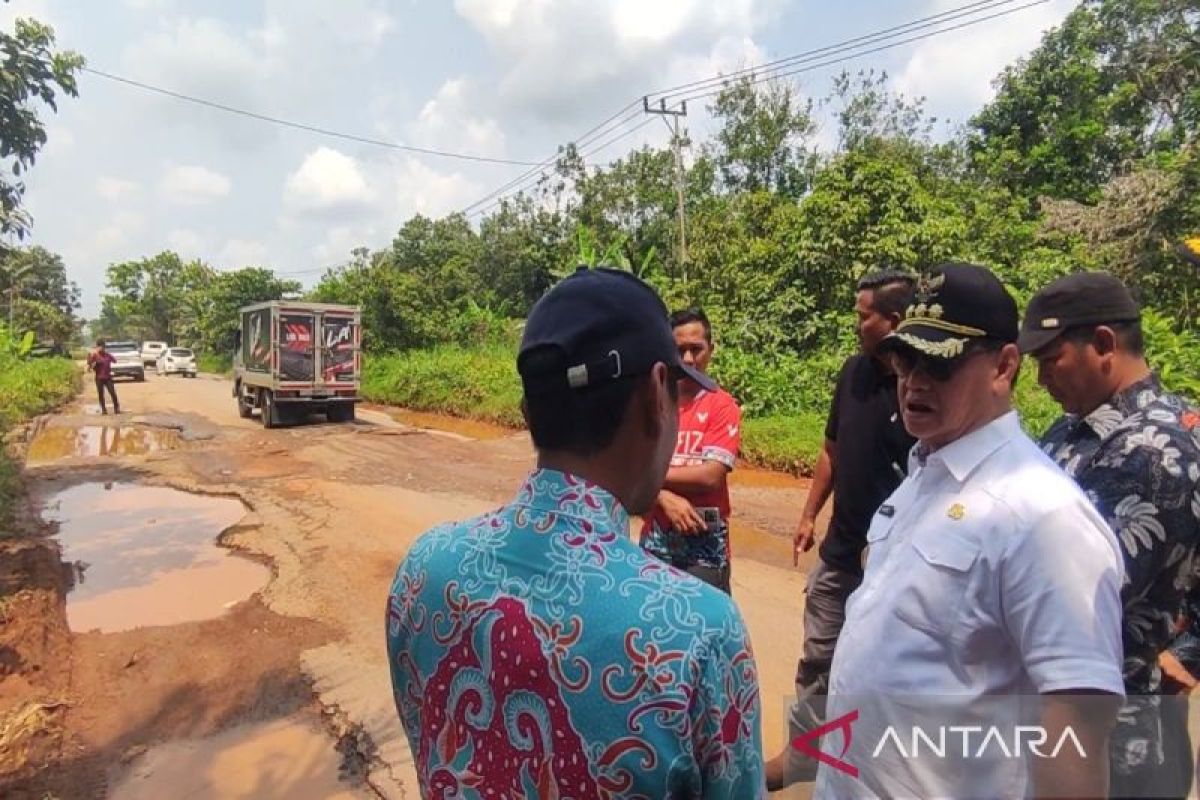 Pemkab Kotim kebut perbaikan jalan Sampit-Samuda jelang Nataru
