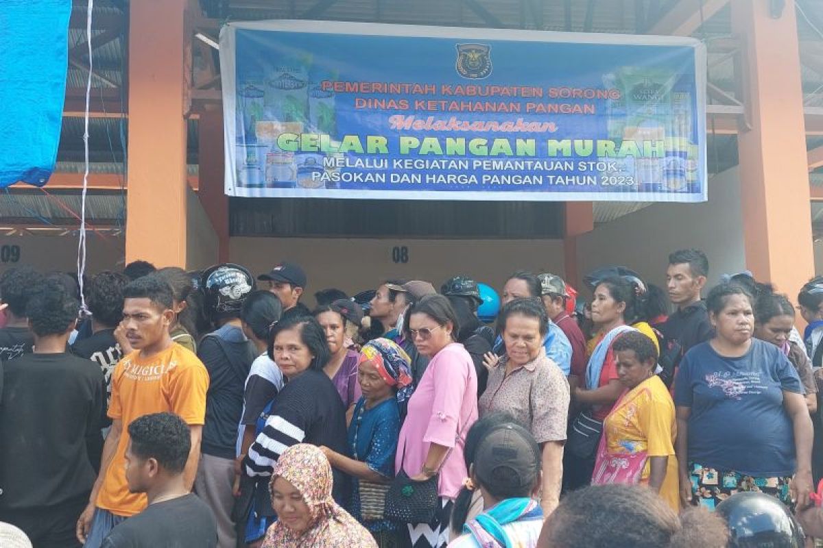 Dinas Perindakop Kabupaten Sorong salurkan 1.900 paket sembako murah