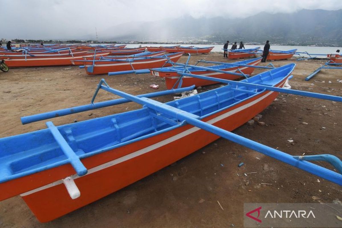 Penyerahan Bantuan Perahu Bagi Nelayan Di Palu - ANTARA News