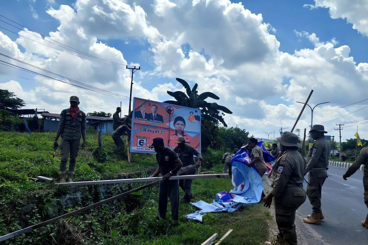 Bawaslu Papua Barat Daya gandeng Satpol-PP tertibkan APK liar di Aimas