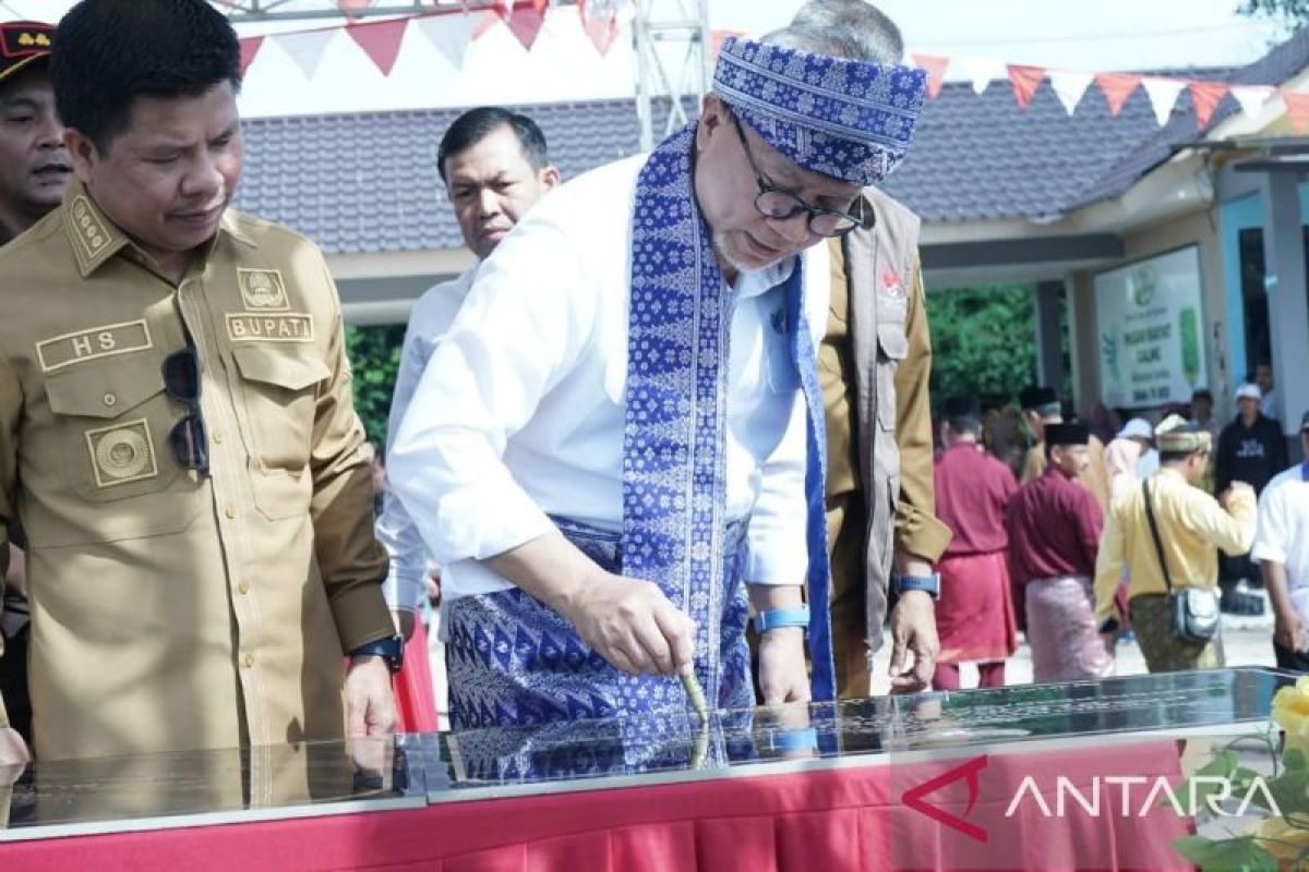 Mendag RI Zulkifli Hasan resmikan Pasar Rakyat Galing di Sambas