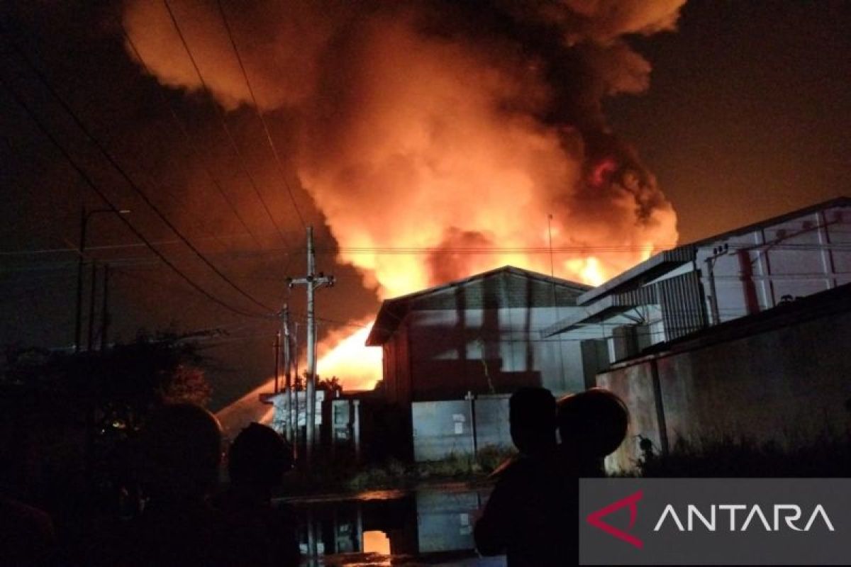 Gudang di kawasan Kalianak Surabaya terbakar