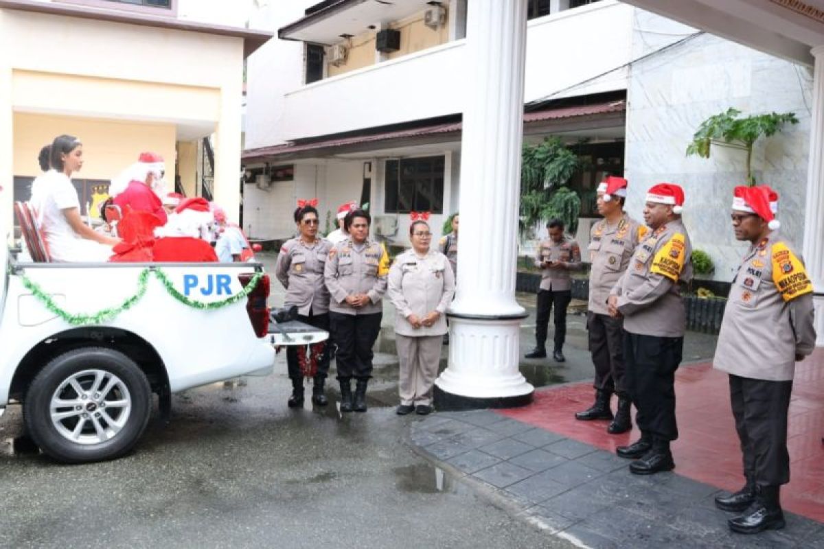 Kapolda Papua lepas tim "Santa Claus" membagikan 1.000 paket Natal