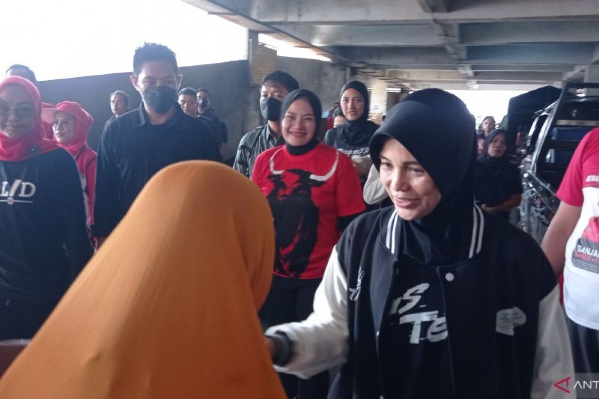 Siti Atikoh sapa pedagang pasar saat safari politik hari kedua di Kota Madiun