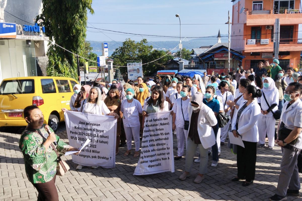 Nakes RSUD Haulussy Ambon unjuk rasa tuntut pembayaran hak
