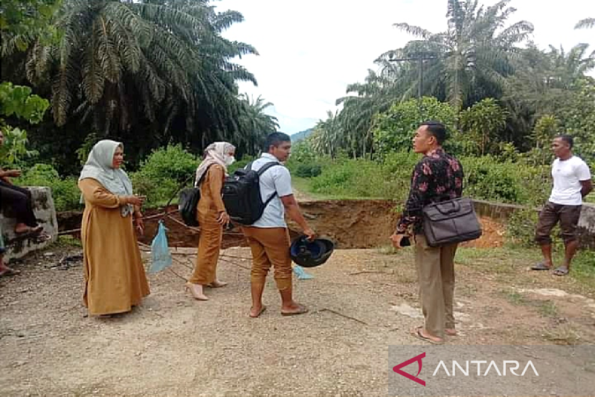 Jalan penghubung desa di Aceh Jaya putus akibat banjir