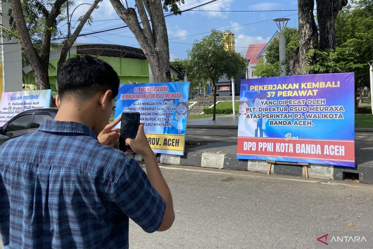 Buntut pemecatan 37 perawat, Balai Kota Banda Aceh dikirimi banyak papan bunga sebagai bentuk protes