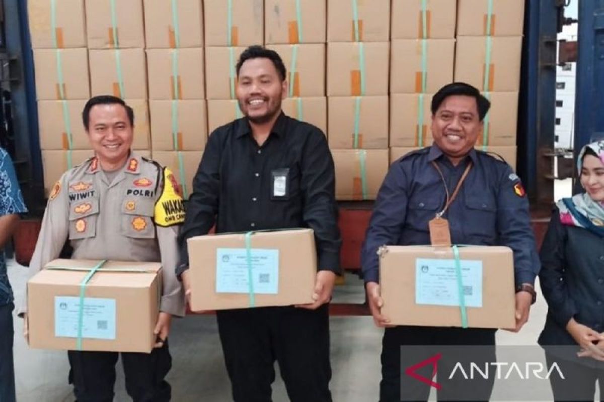 KPU Semarang terima logistik surat suara perdana