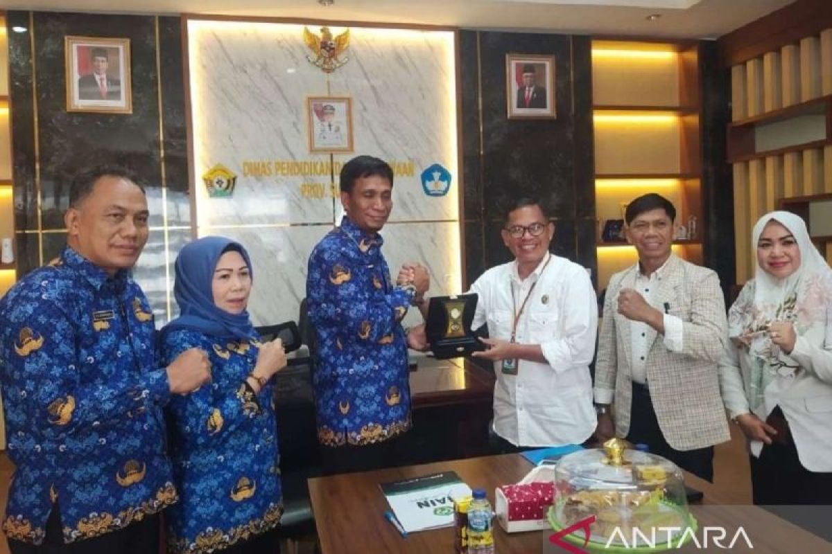 Dikbud Sultra beri bantuan beasiswa 55 mahasiswa IAIN Kendari