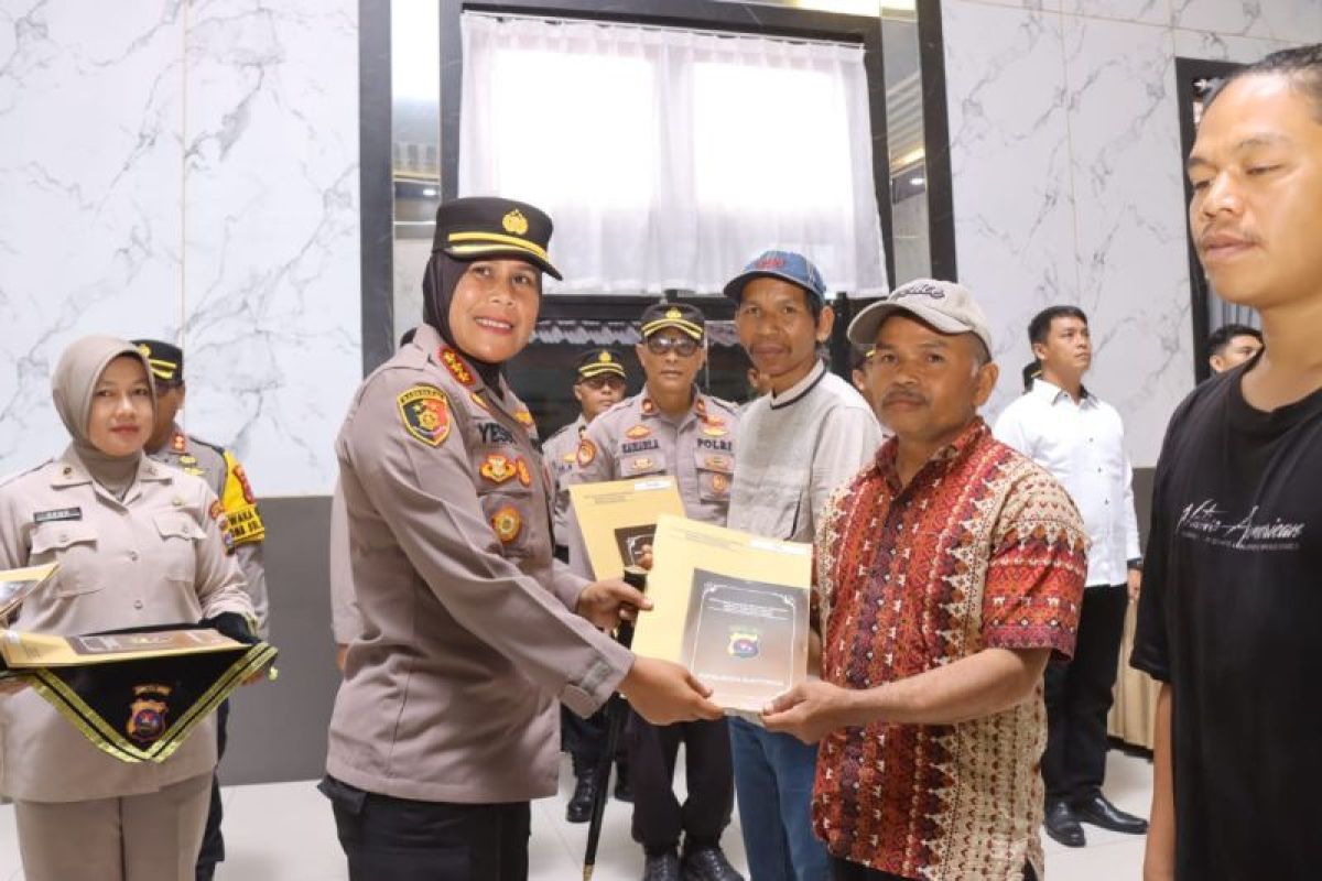 Polresta Bukittinggi berikan penghargaan kepada 12 warga penyelamat korban Erupsi Marapi