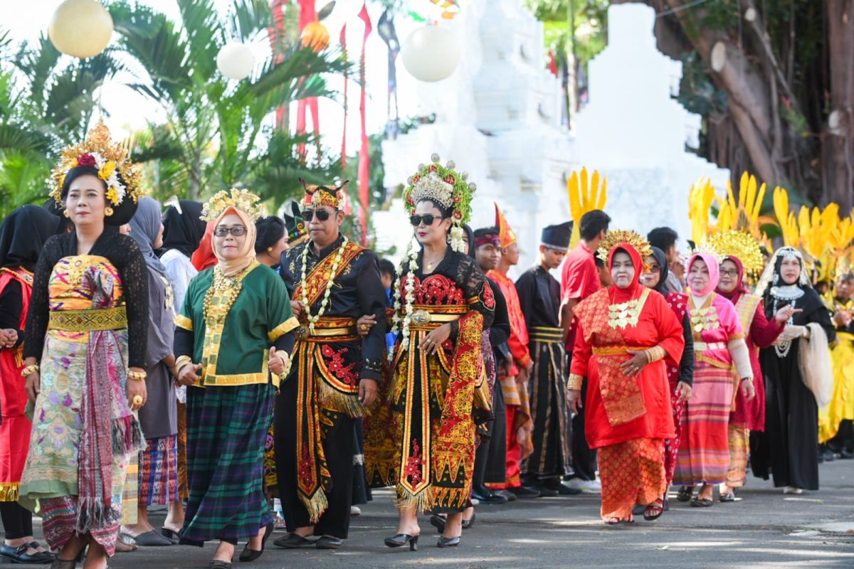 Busana suku Nusantara warnai upacara peringatan Hari Jadi Banyuwangi