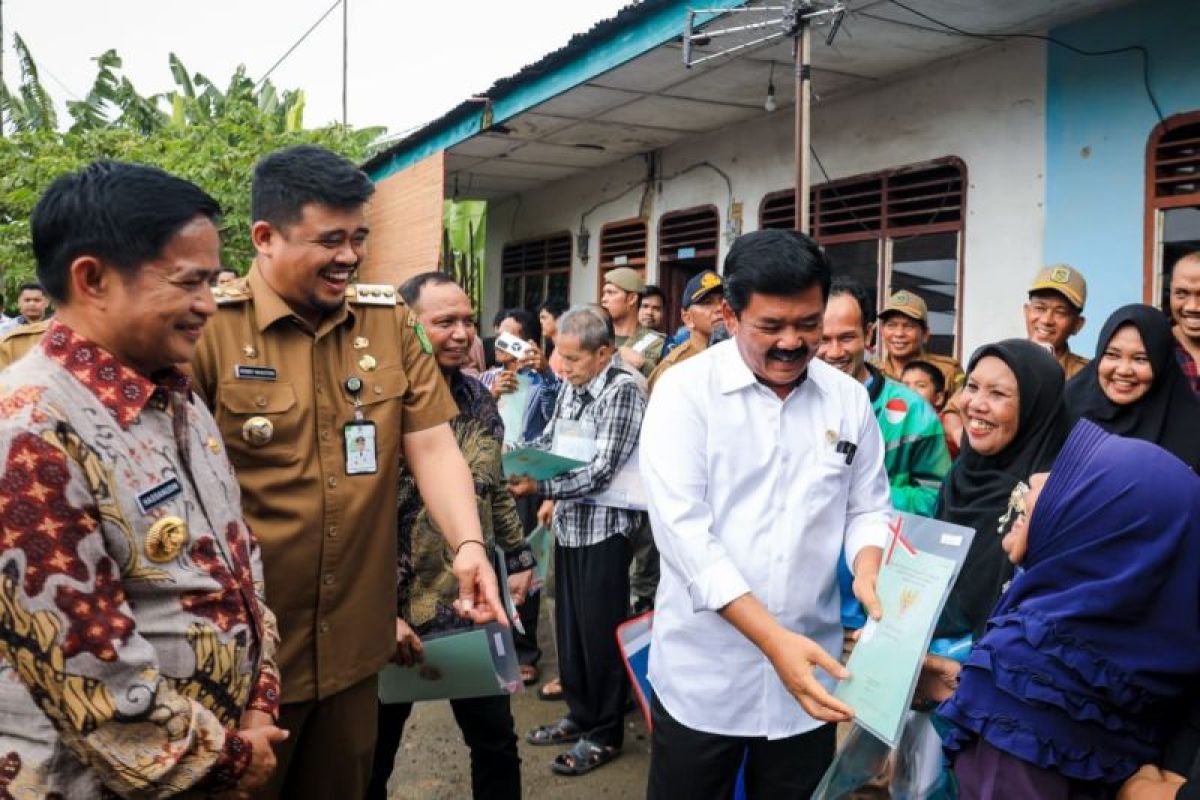 Menteri Hadi serahkan sertifikat tanah didampingi Bobby Nasution