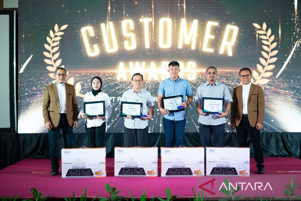 PLN berikan penghargaan kepada pelanggan dalam customergathering di Belitung