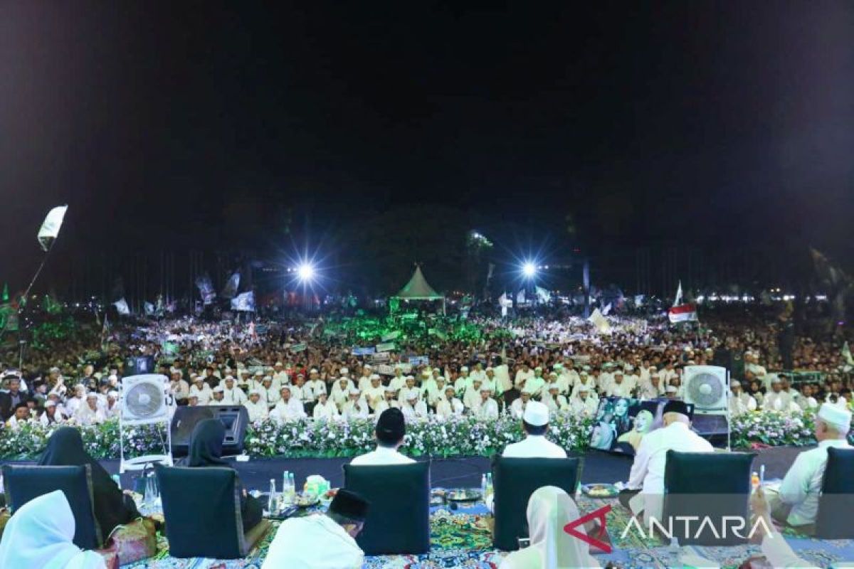 Ribuan jamaah doa bersama di puncak peringatan Harjaba Ke-252