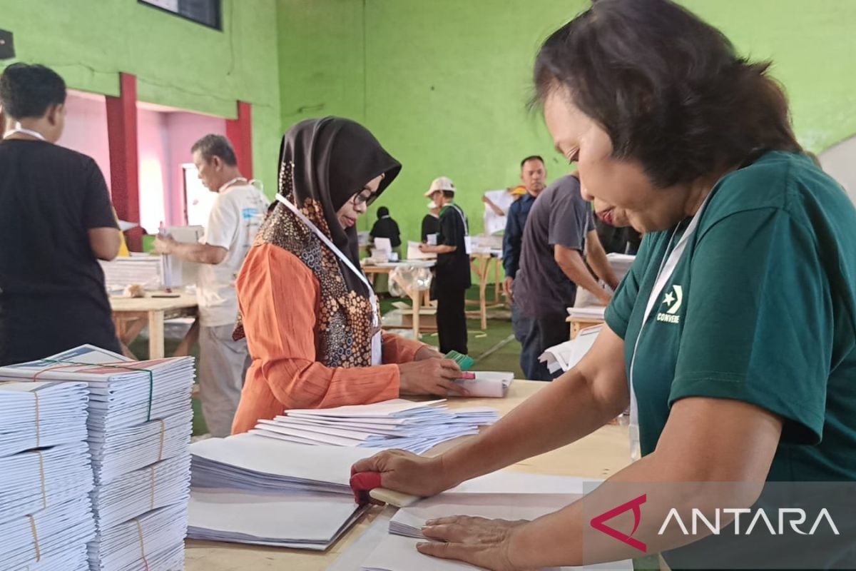 KPU Kota Serang temukan surat suara rusak saat penyortiran